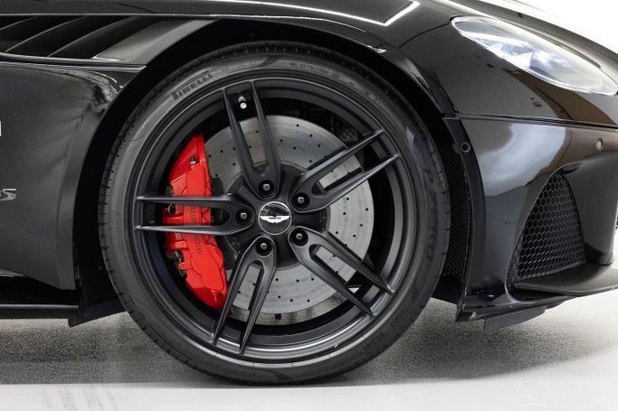 Подержанный Aston Martin DBS Volante III, 5.2 л, 2019 в Дубае от PUPIL OF FATE MOTORS Черный цвет. GCC | AUTO.AE