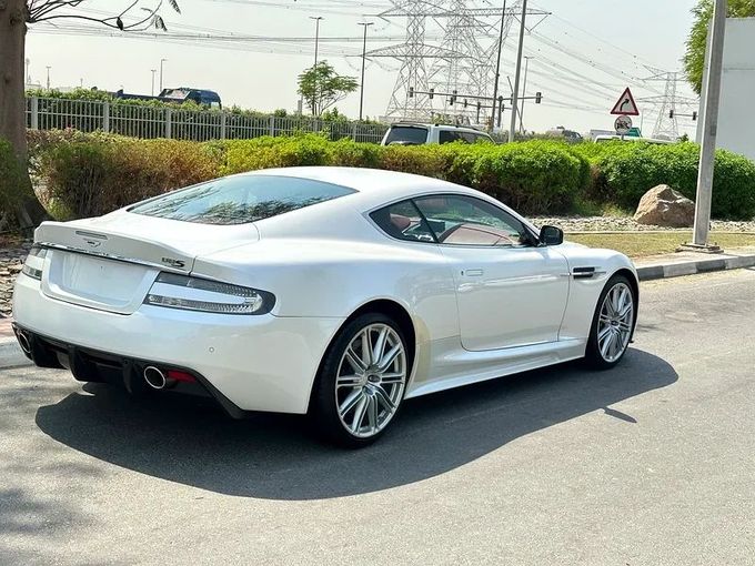 Подержанный Aston Martin DBS II, 5.9 л, 2009 в Дубае от Formula Motors Белый цвет. GCC | AUTO.AE