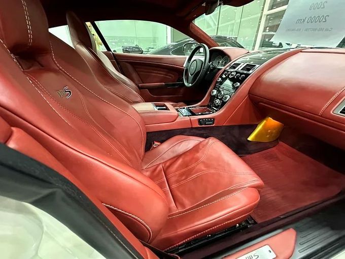 Подержанный Aston Martin DBS II, 5.9 л, 2009 в Дубае от Formula Motors Белый цвет. GCC | AUTO.AE