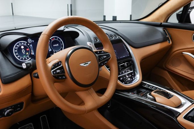 Подержанный Aston Martin DBX I, 4.0 л, 2021 в Дубае от PUPIL OF FATE MOTORS Черный цвет. GCC | AUTO.AE