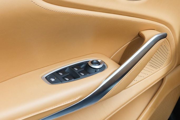 Подержанный Aston Martin DBX I, 4.0 л, 2021 в Дубае от PUPIL OF FATE MOTORS Черный цвет. GCC | AUTO.AE