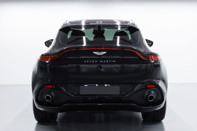 Подержанный Aston Martin DBX I, 4.0 л, 2021 в Дубае от PUPIL OF FATE MOTORS Черный цвет. GCC | AUTO.AE