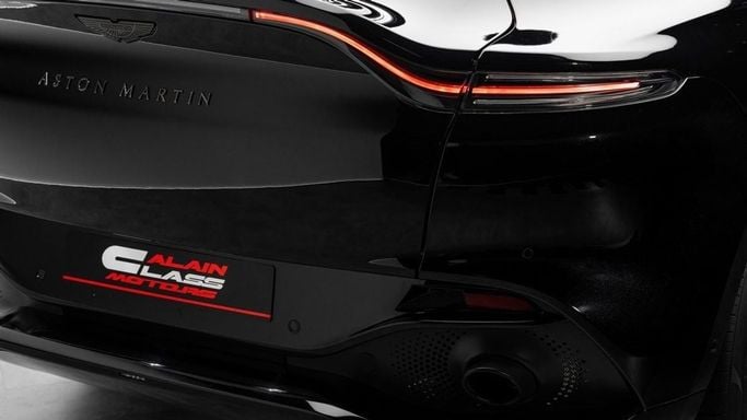 Подержанный Aston Martin DBX I, 4.0 л, 2021 в Дубае от Al Ain Class Motors Черный цвет. GCC | AUTO.AE