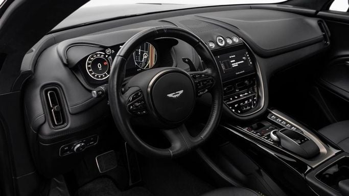 Подержанный Aston Martin DBX I, 4.0 л, 2021 в Дубае от Al Ain Class Motors Черный цвет. GCC | AUTO.AE