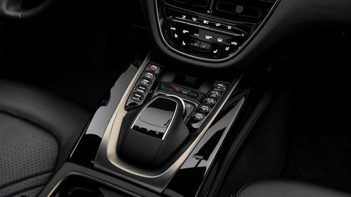 Подержанный Aston Martin DBX I, 4.0 л, 2021 в Дубае от Al Ain Class Motors Черный цвет. GCC | AUTO.AE