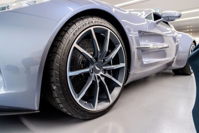 جديدة Aston Martin One-77, 7.3 l, 2011 في في دبي، اللون فضي. المواصفات الأوروبية | AUTO.AE