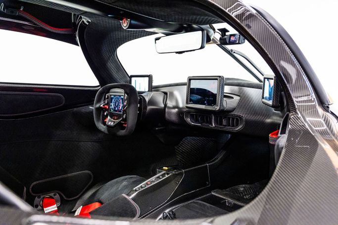 Подержанный Aston Martin Valkyrie, 6.5 л, 2022 в Дубае от PUPIL OF FATE MOTORS Белый цвет. GCC | AUTO.AE