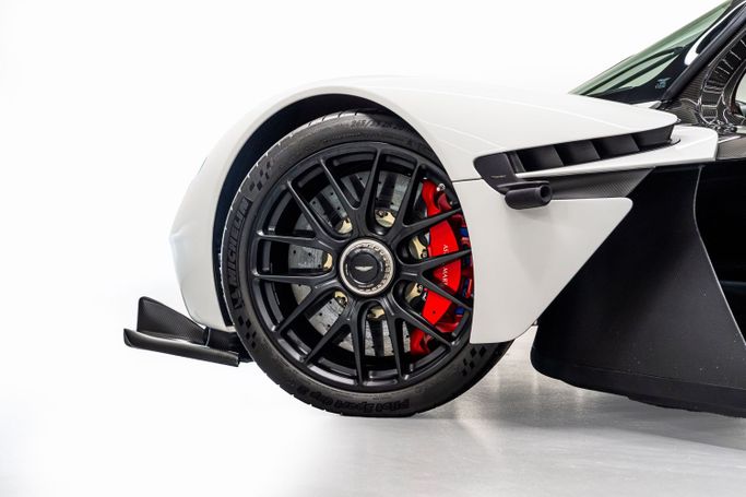 Подержанный Aston Martin Valkyrie, 6.5 л, 2022 в Дубае от PUPIL OF FATE MOTORS Белый цвет. GCC | AUTO.AE