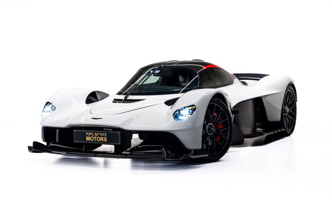 Подержанный Aston Martin Valkyrie, 6.5 л, 2022 в Дубае от PUPIL OF FATE MOTORS Белый цвет. GCC | AUTO.AE