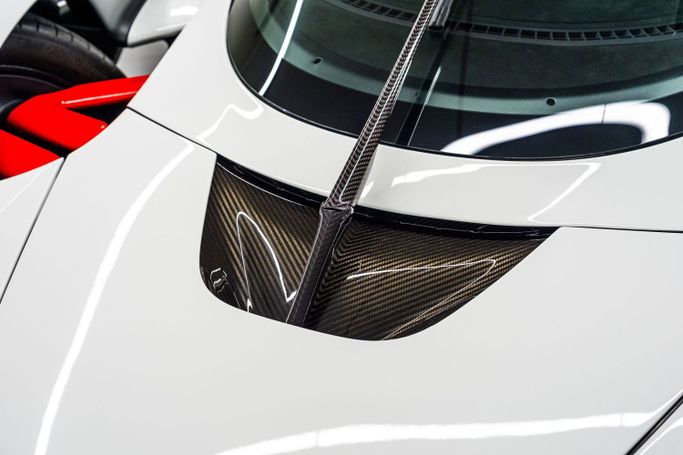 Подержанный Aston Martin Valkyrie, 6.5 л, 2022 в Дубае от PUPIL OF FATE MOTORS Белый цвет. GCC | AUTO.AE
