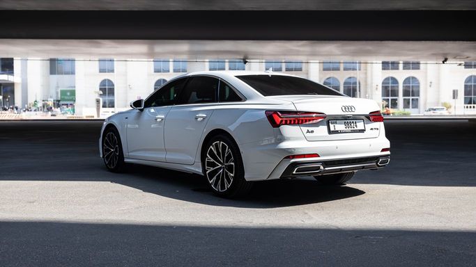 Audi A6 45 TFSI V (C8), 2021 седан стандарт класса в Дубае от AVA car rental белый цвет | AUTO.AE