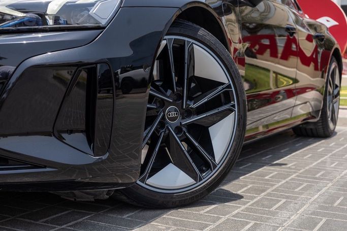 Подержанный Audi e-tron GT I, 2023 в Дубае от Linda Cars Черный цвет. GCC | AUTO.AE