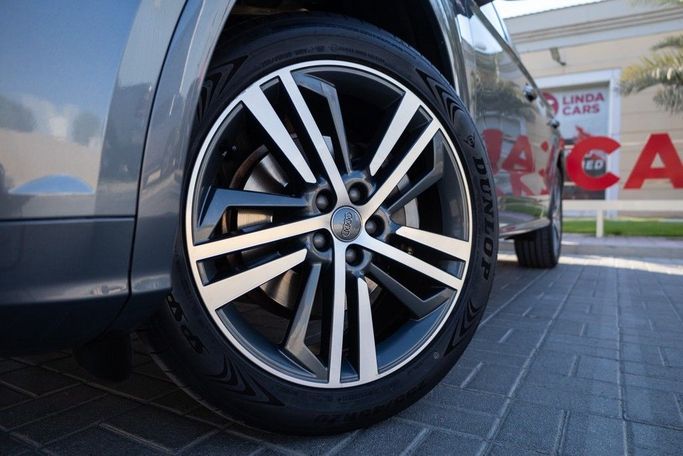 Used Audi Q5 II (FY), 2.0 l, 2018 in Dubai by Linda Cars, Grey color. GCC Specs | AUTO.AE