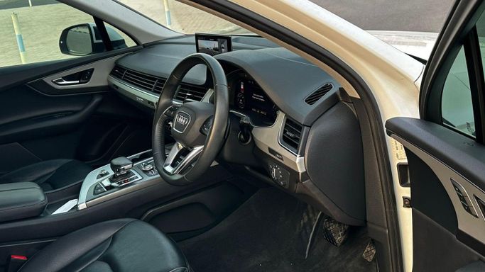 Подержанный Audi Q7 45 TDI II (4M) Рестайлинг, 3.0 л, 2020 в Дубае от Alhamd Motors Белый цвет. Китайская | AUTO.AE