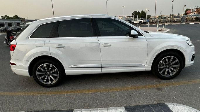 Подержанный Audi Q7 45 TDI II (4M) Рестайлинг, 3.0 л, 2020 в Дубае от Alhamd Motors Белый цвет. Китайская | AUTO.AE