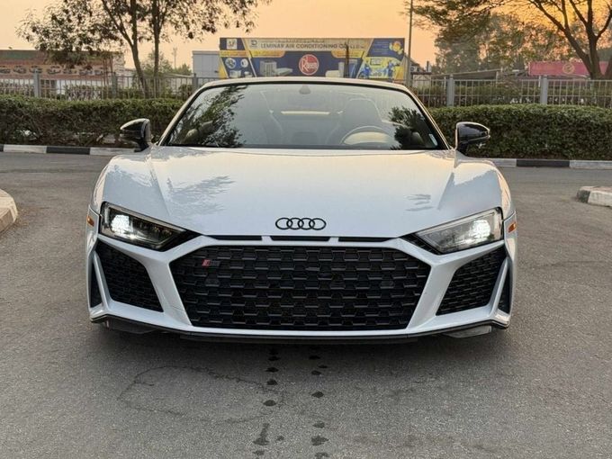 Подержанный Audi R8 V10 II (4S) Рестайлинг, 5.2 л, 2020 в Дубае от Royal Motors Серебристый цвет. Канадская | AUTO.AE