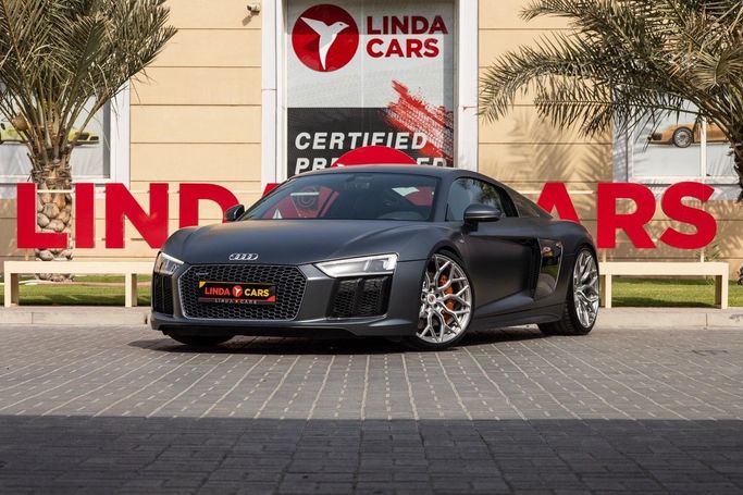 Подержанный Audi R8 V10 plus II (4S), 5.2 л, 2016 в Дубае от Linda Cars Серый цвет. Японская | AUTO.AE