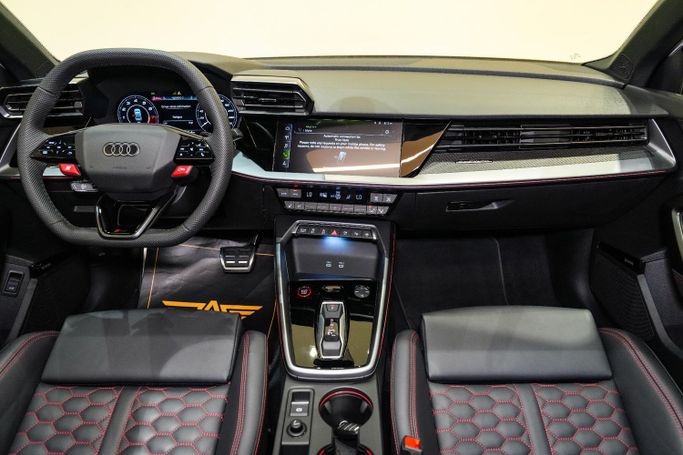 مستعملة Audi RS 3 ثالثاً (8 سنوات) شد الوجه, 2.5 l, 2025 في في دبي من ALO CARS USED CARS LLC، اللون أبيض. مواصفات الخليج | AUTO.AE