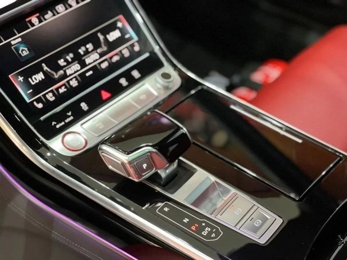 Подержанный Audi S8 IV (D5), 4.0 л, 2020 в Дубае от Drivenchy Motors Черный цвет. GCC | AUTO.AE