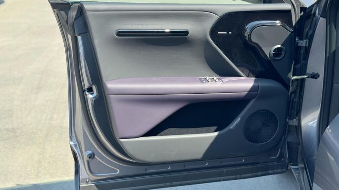 Новый Avatr 07, 2024 в Дубае от MENAMOTORS Серый цвет. Китайская | AUTO.AE