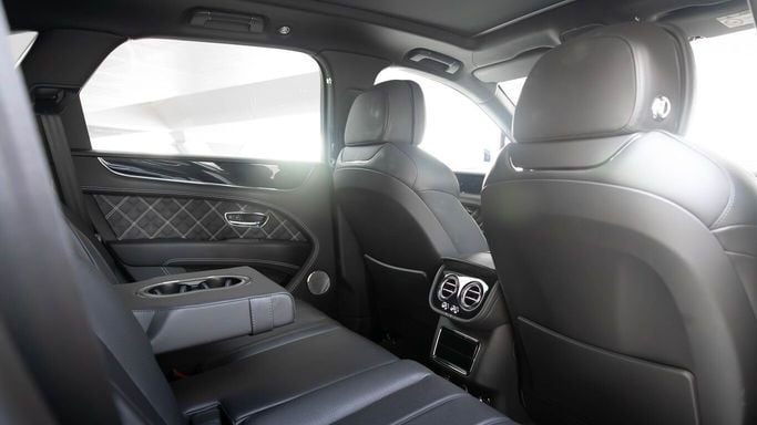 Bentley Bentayga I Рестайлинг, 2021 внедорожник 5 дв. люкс класса в Дубае от AVA car rental голубой цвет | AUTO.AE