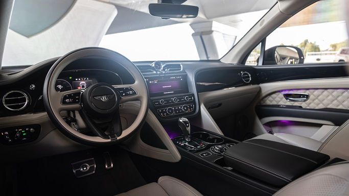 Bentley Bentayga I Рестайлинг, 2021 внедорожник 5 дв. люкс класса в Дубае от AVA car rental серый цвет | AUTO.AE