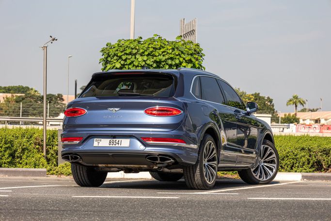 Bentley Bentayga Speed I Рестайлинг, 2023 внедорожник 5 дв. люкс класса в Дубае от POF RENTAL голубой цвет | AUTO.AE