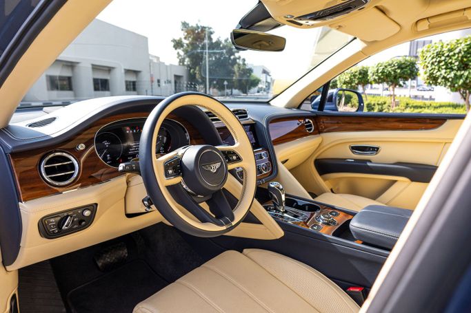 Bentley Bentayga Speed I Рестайлинг, 2023 внедорожник 5 дв. люкс класса в Дубае от POF RENTAL голубой цвет | AUTO.AE