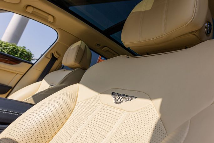 Bentley Bentayga Speed I Рестайлинг, 2023 внедорожник 5 дв. люкс класса в Дубае от POF RENTAL голубой цвет | AUTO.AE