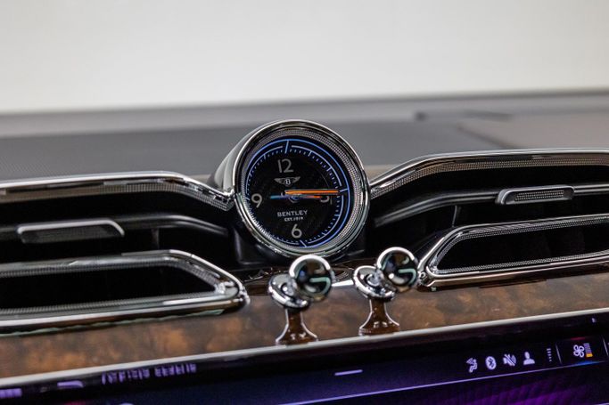 Подержанный Bentley Bentayga I Рестайлинг, 4.0 л, 2021 в Дубае от PUPIL OF FATE MOTORS Зеленый цвет. Other | AUTO.AE