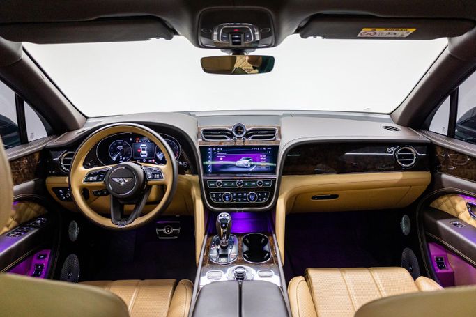 Подержанный Bentley Bentayga I Рестайлинг, 4.0 л, 2021 в Дубае от PUPIL OF FATE MOTORS Зеленый цвет. Other | AUTO.AE