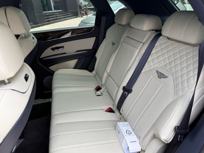 مستعملة Bentley Bentayga Speed أنا شد الوجه, 6.0 l, 2022 في في دبي، اللون أزرق فاتح. مواصفات الخليج | AUTO.AE