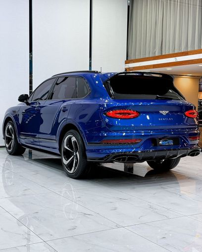 Подержанный Bentley Bentayga EWB I Рестайлинг, 4.0 л, 2022 в Дубае от 4 Matic Motors Тёмно-синий цвет. GCC | AUTO.AE