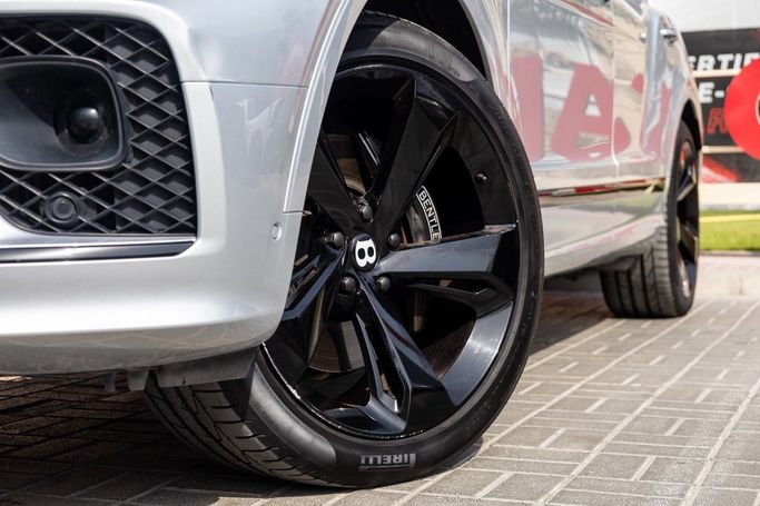 Подержанный Bentley Bentayga S I Рестайлинг, 3.0 л, 2022 в Дубае от Linda Cars Серебристый цвет. Европейская | AUTO.AE