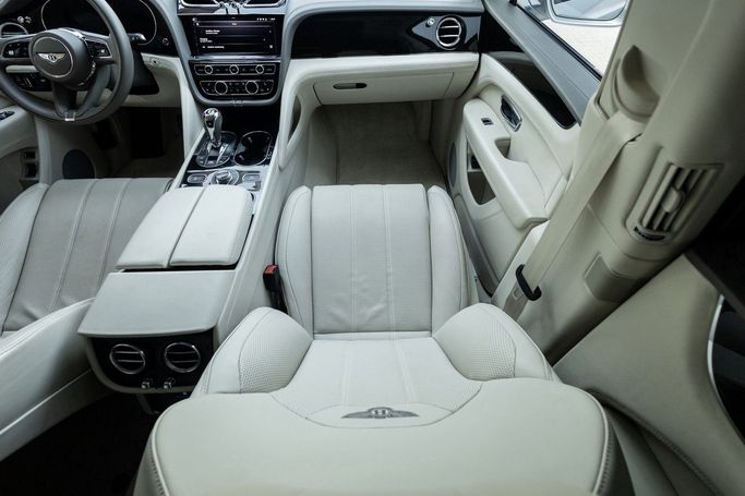 Подержанный Bentley Bentayga S I Рестайлинг, 3.0 л, 2022 в Дубае от Linda Cars Серебристый цвет. Европейская | AUTO.AE