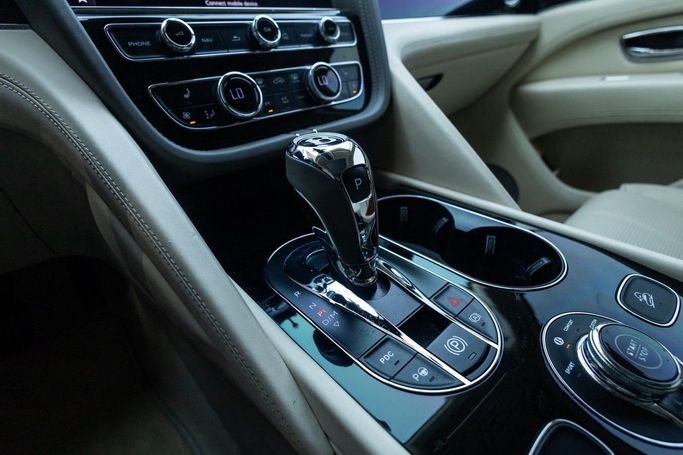 Подержанный Bentley Bentayga S I Рестайлинг, 3.0 л, 2022 в Дубае от Linda Cars Серебристый цвет. Европейская | AUTO.AE