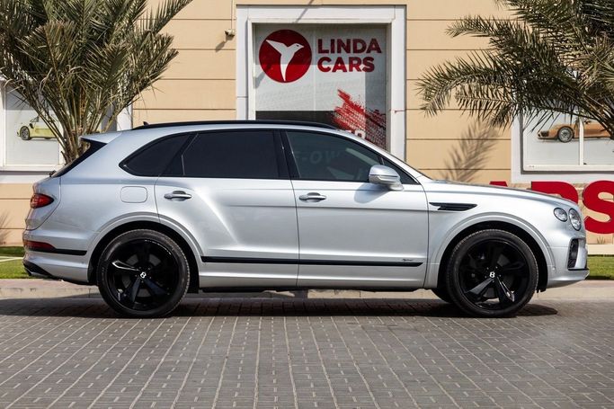 Подержанный Bentley Bentayga S I Рестайлинг, 3.0 л, 2022 в Дубае от Linda Cars Серебристый цвет. Европейская | AUTO.AE