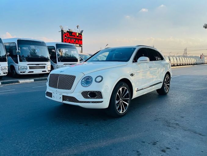 Подержанный Bentley Bentayga I, 6.0 л, 2017 в Дубае от Lakhani Motors Белый цвет. Японская | AUTO.AE
