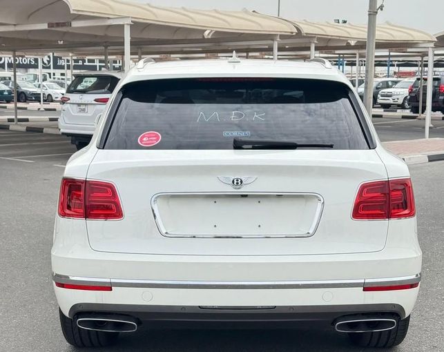 Подержанный Bentley Bentayga I, 6.0 л, 2017 в Дубае от Lakhani Motors Белый цвет. Японская | AUTO.AE