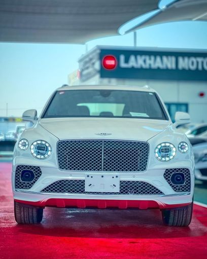 Подержанный Bentley Bentayga I Рестайлинг, 4.0 л, 2023 в Дубае от Lakhani Motors Белый цвет. Японская | AUTO.AE