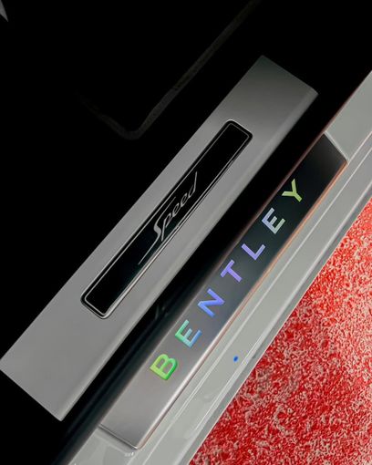 Подержанный Bentley Bentayga I Рестайлинг, 4.0 л, 2023 в Дубае от Lakhani Motors Белый цвет. Японская | AUTO.AE