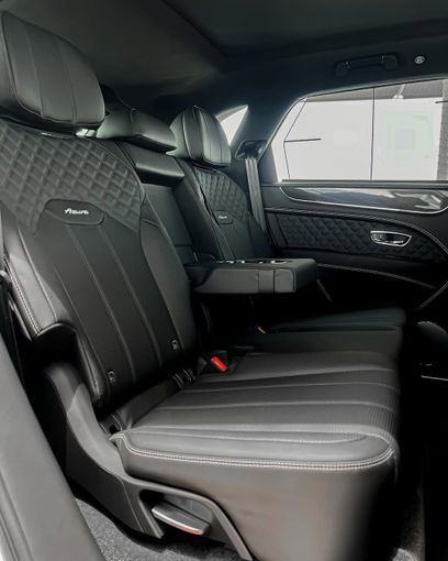 Подержанный Bentley Bentayga I Рестайлинг, 4.0 л, 2023 в Дубае от Lakhani Motors Белый цвет. Японская | AUTO.AE