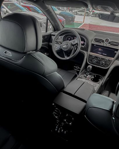 Подержанный Bentley Bentayga I Рестайлинг, 4.0 л, 2023 в Дубае от Lakhani Motors Белый цвет. Японская | AUTO.AE