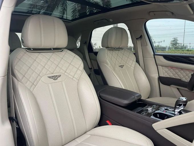Подержанный Bentley Bentayga I Рестайлинг, 4.0 л, 2021 в Дубае от Drivenchy Motors Серый цвет. GCC | AUTO.AE