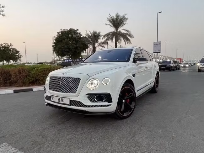 Подержанный Bentley Bentayga I, 6.0 л, 2018 в Дубае от Al Faisal Motors Белый цвет. GCC | AUTO.AE