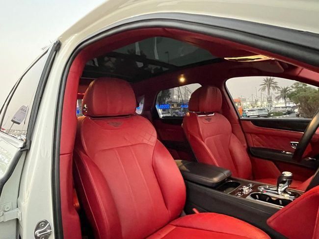 Подержанный Bentley Bentayga I, 6.0 л, 2018 в Дубае от Al Faisal Motors Белый цвет. GCC | AUTO.AE