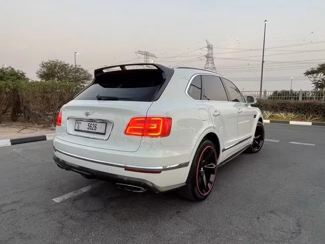 Подержанный Bentley Bentayga I, 6.0 л, 2018 в Дубае от Al Faisal Motors Белый цвет. GCC | AUTO.AE