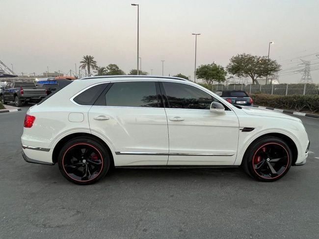 Подержанный Bentley Bentayga I, 6.0 л, 2018 в Дубае от Al Faisal Motors Белый цвет. GCC | AUTO.AE