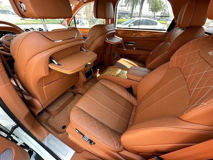 Подержанный Bentley Bentayga I, 6.0 л, 2017 в Дубае от Formula Motors Белый цвет. GCC | AUTO.AE