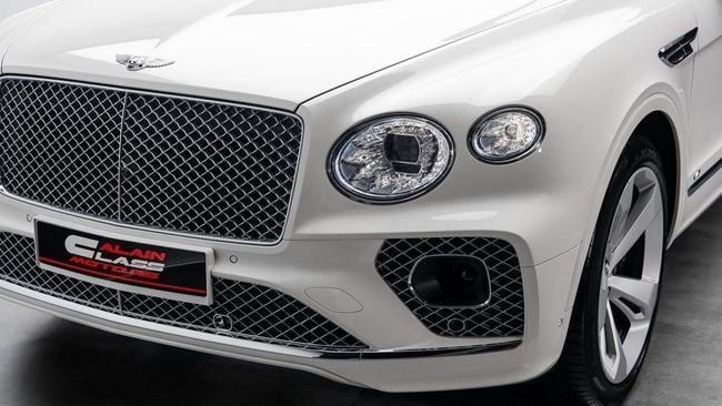 Used Bentley Bentayga I Facelift, 4.0 l, 2021 in Dubai by Al Ain Class Motors, White color. GCC Specs | AUTO.AE